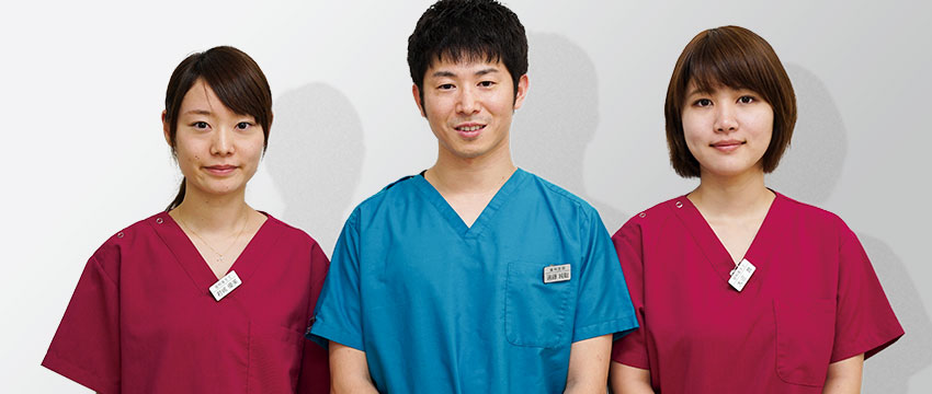 埼玉県 ホワイト歯科 院長／遠藤 純聡先生（中央） 歯科衛生士／君嶋 優美さん（左）・大沼 舞さん（右）
